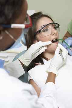 特写镜头牙医检查病人的牙齿牙科诊所