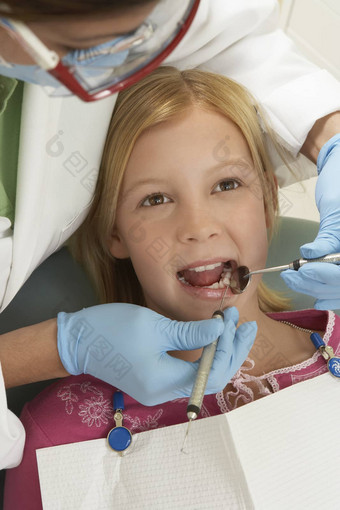 十几岁的女孩检查女牙医诊所