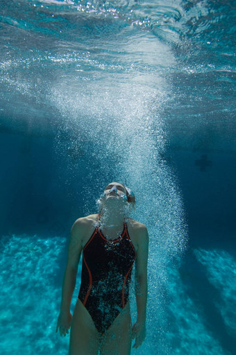 女游泳运动员持有呼吸水下