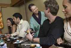女服务员服务寿司餐厅