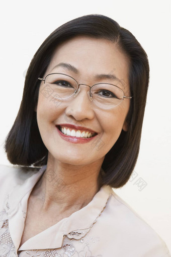 特写镜头肖像中间岁的女人穿眼镜