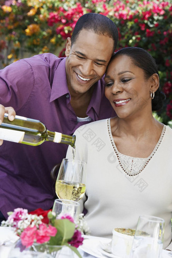 成熟的非洲美国夫妇庆祝香槟