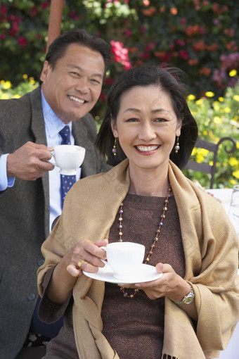 肖像快乐亚洲女人男人。咖啡