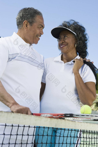爱的高级非洲美国夫妇网球法院