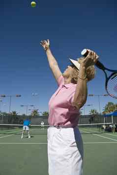 活跃的高级女人服务网球球法院