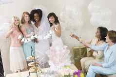 年轻的女人庆祝新娘淋浴朋友