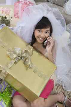 肖像美丽的年轻的新娘礼物沟通移动电话