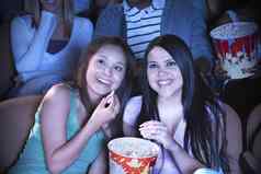 年轻的朋友吃爆米花看电影电影剧院