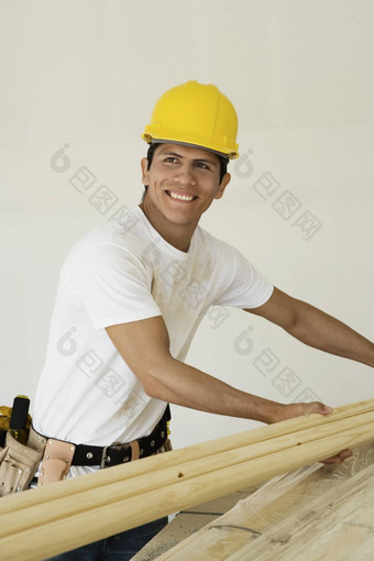 快乐中间岁的男人。工作建设网站