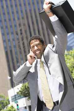 非洲美国商人分享胜利沟通移动电话