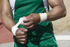 上腹部非洲美国运动员绿色运动服装录制手腕