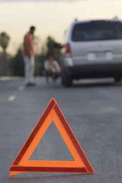 警告三角形非洲美国夫妇背景破碎的车