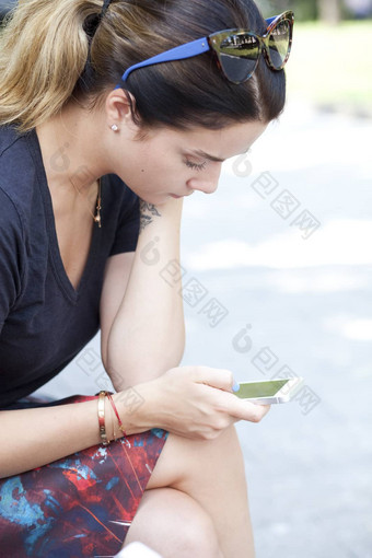 女人阅读消息电话