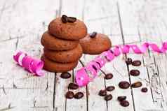 新鲜的巧克力饼干咖啡豆子粉红色的丝带