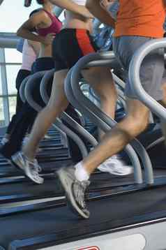 低部分多少数民族人运行跑步机健身房