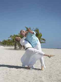 完整的长度高级夫妇跳舞海滩夏天假期