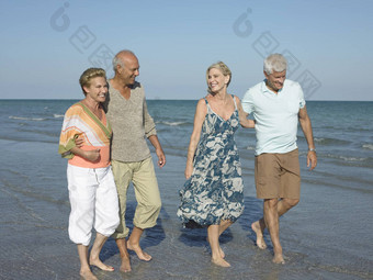 高级夫妻走光着脚海滩