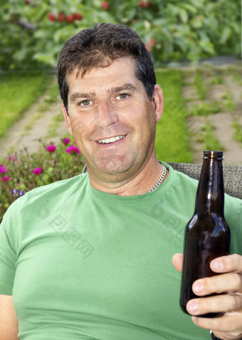 男人。享受啤酒夏天
