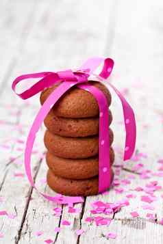 巧克力饼干系粉红色的丝带五彩纸屑