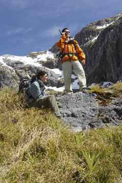 男人。步话机女人休息岩石徒步旅行小道山