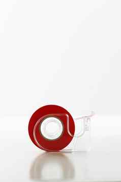 卷红色的磁带自动售货机孤立的白色背景