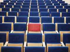红色的座位大集团蓝色的座位礼堂