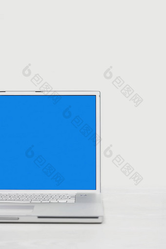 开放移动PC蓝色的屏幕白色背景