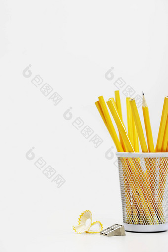 集团黄色的铅笔持有人卷<strong>笔刀</strong>白色背景