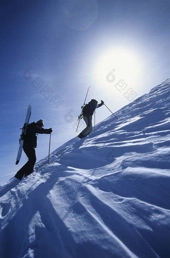 滑雪者徒步旅行山峰会