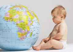 一边视图婴儿充气全球孤立的彩色的背景