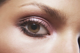 完整的框架图像女人的眼睛粉红色的眼影