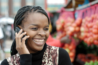 非洲黑色的美国女人调用<strong>移动手机</strong>电话乡