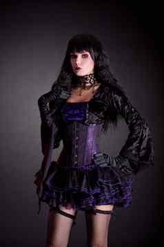 浪漫的哥特女孩紫色的黑色的装