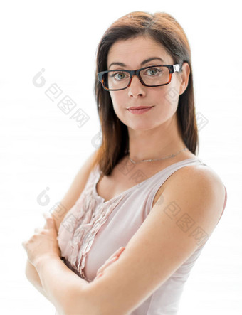 自信女人穿时尚的眼镜