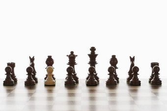 单白色兵最初的行黑色的国际象棋块