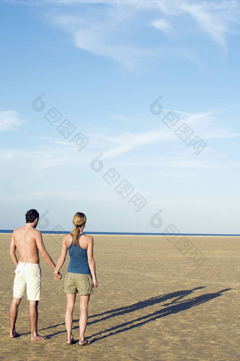 完整的长度后视图爱的夫妇海海滩