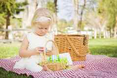可爱的婴儿女孩享受复活节鸡蛋野餐毯子