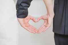 婚礼夫妇显示形状心手