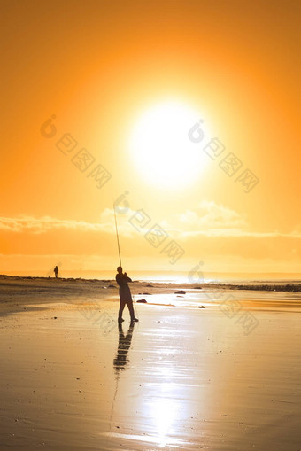 孤独的渔夫钓鱼日落海滩