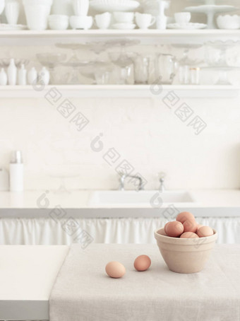 篮子棕色（的）鸡蛋工作台面<strong>碗架</strong>子上白色厨房