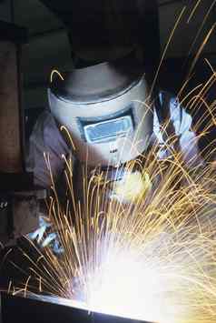 焊机穿保护脸面具焊接工作