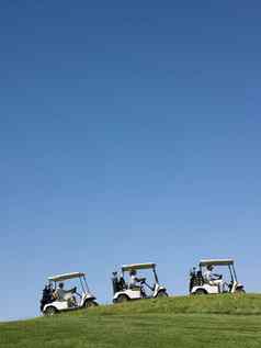 高尔夫球手开车车行清晰的蓝色的天空