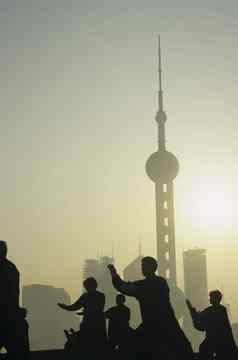 中国上海轮廓人城市天际线东方珍珠塔
