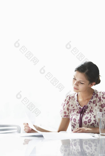 年轻的女商人阅读文档桌子上办公室