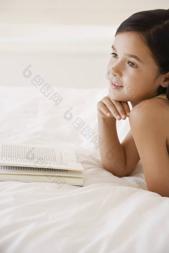 快乐女孩做白日梦阅读故事书床上