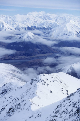 白雪覆盖的山范围升高视图