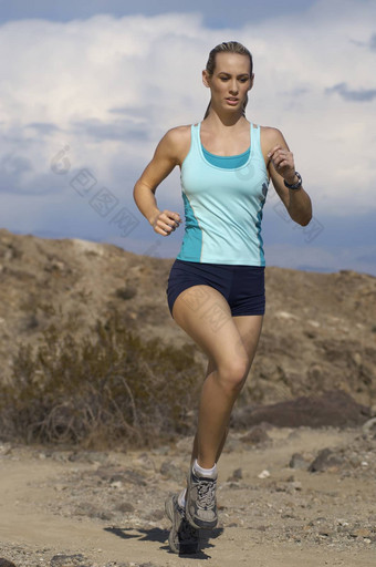 美丽的高加索人女人慢跑山