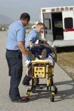 护理人员携带受害者担架救护车
