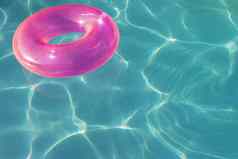 粉红色的充气管浮动水游泳池