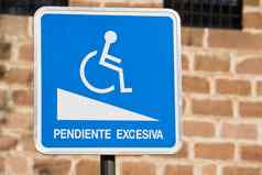 标志请注意残疾人过度坡西班牙